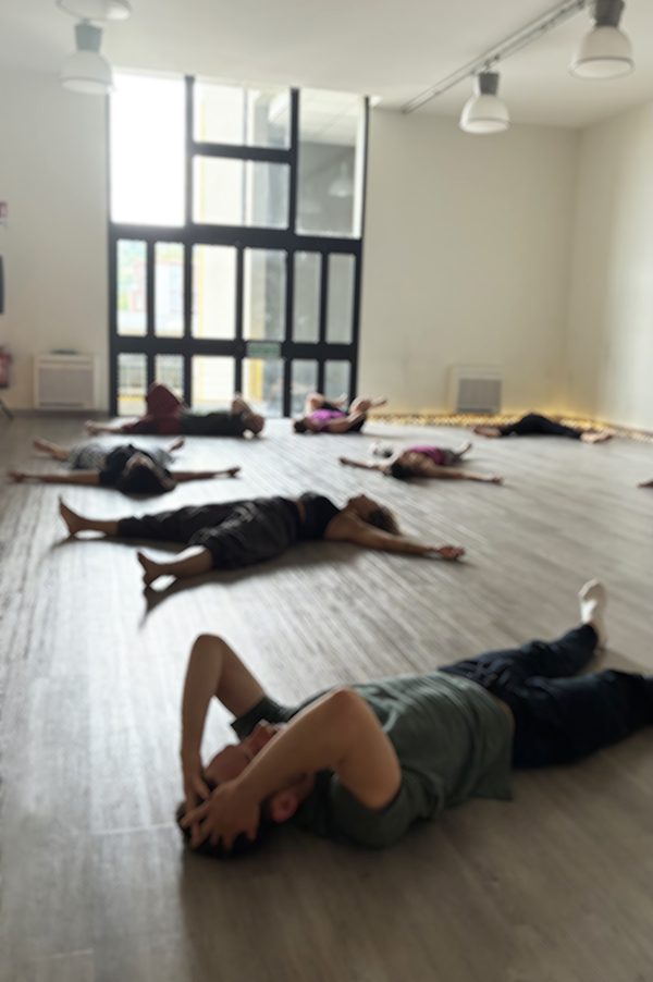 Meditazione in movimento durante una pratica di 5Rhythms® a Torino.