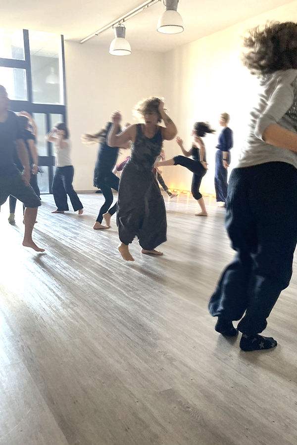 Movimento libero durante una pratica di 5Rhythms® a Torino