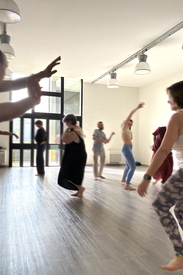 Persone che praticano 5Rhythms® durante una Sunday Wave a Torino