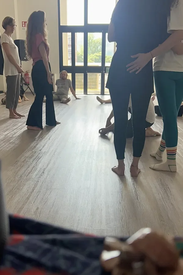 Pratica di danza e meditazione in movimento in gruppo durante Sunday Wave 