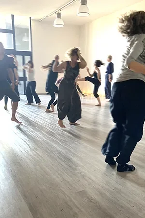 Movimento libero durante una pratica di 5Rhythms® a Torino