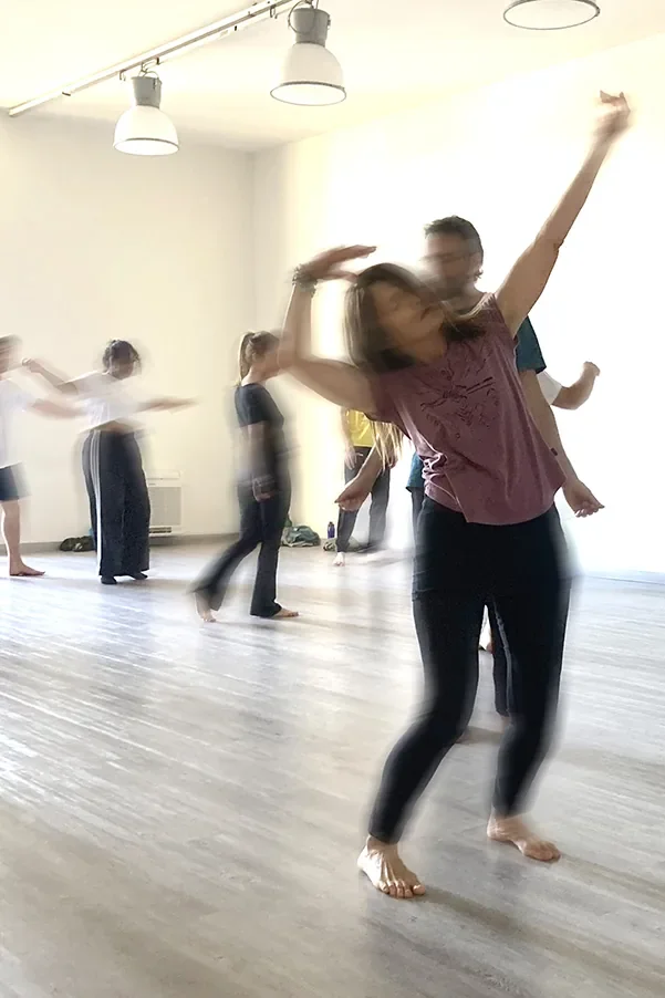 Pratica di danza e meditazione in movimento in gruppo durante Sunday Wave