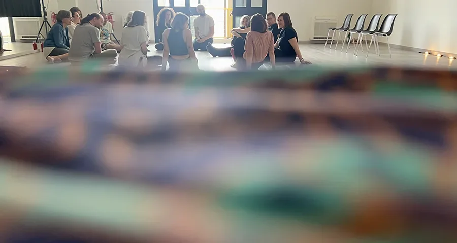 Comunità e condivisione durante una pratica di 5Rhythms® a Torino.