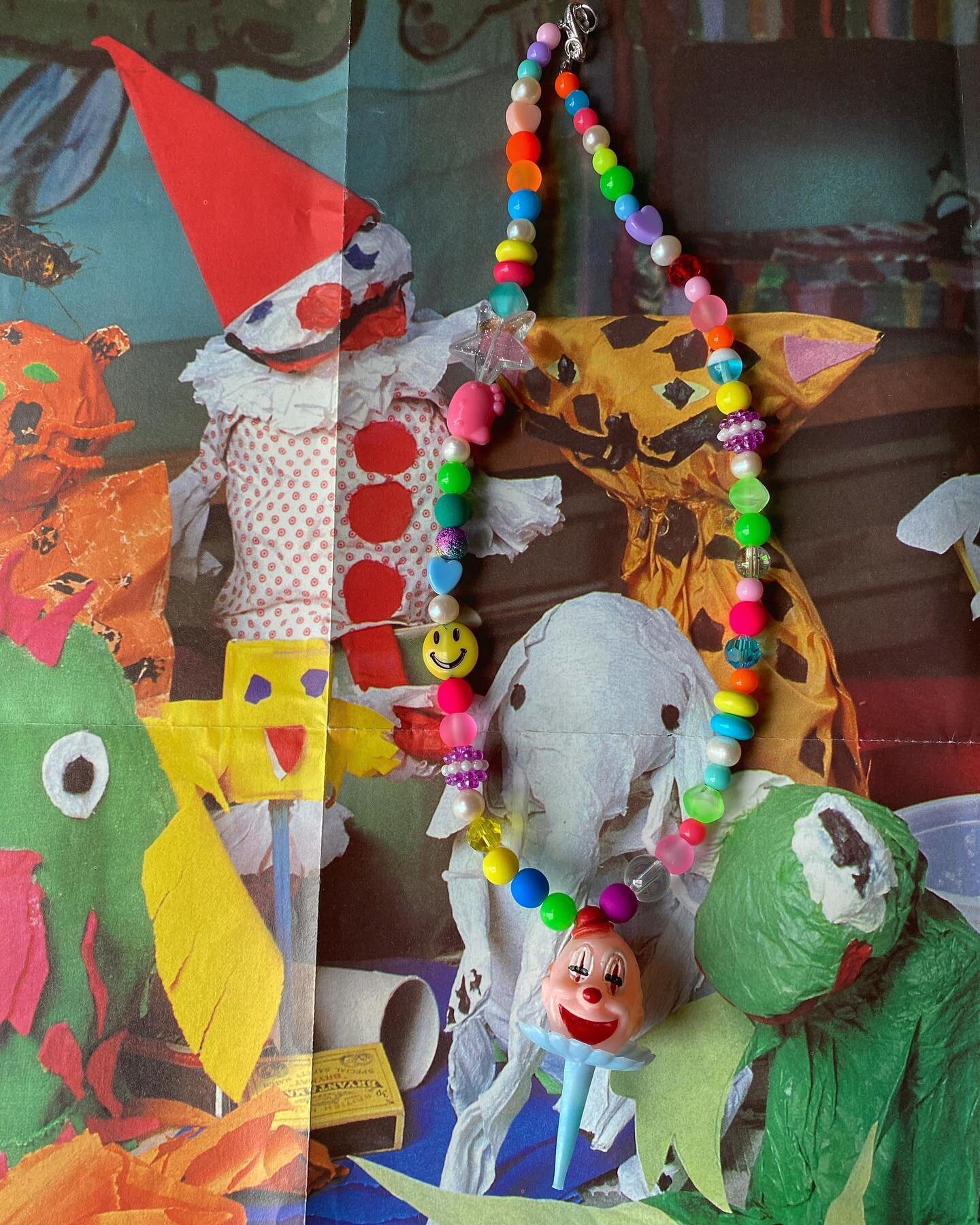 🤡🌈Creep!!🌈🤡

🤡🌈This was actually an old design of mine from exactly a year ago... a few of you have them.. but I&rsquo;ve revamped them with new beads🤡🌈

🤨Part of THE WONDERFUL OF SUSIE WONG collection🤩

Poster @bettyandme 

#creep #creepy 