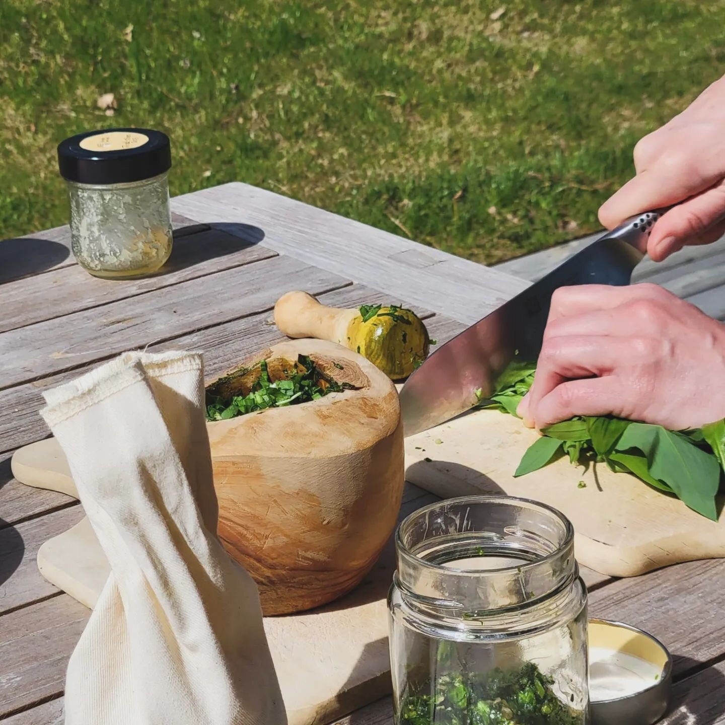 Letzte Rund B&auml;rlauch Salz produziert... B&auml;rlauch, Sonnenblumenkerne, Salz. #InspireYourKitchen