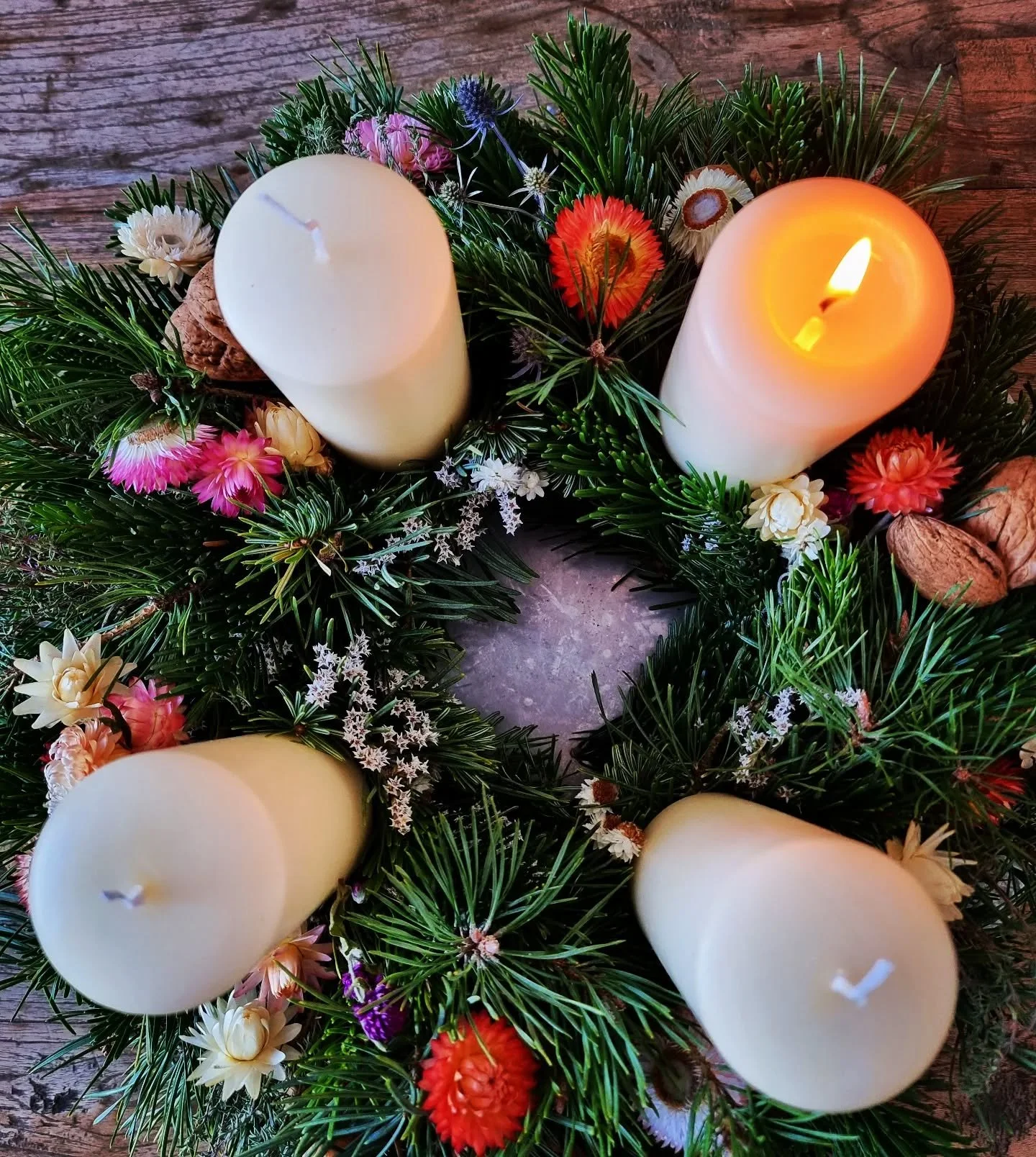 Adventkranz selbst binden. Bedeutet f&uuml;r mich: Flow, Meditation, Verbundenheit... Danke @bio_blumen_emilienhof f&uuml;r das Erlebnis! #InspireYourLife