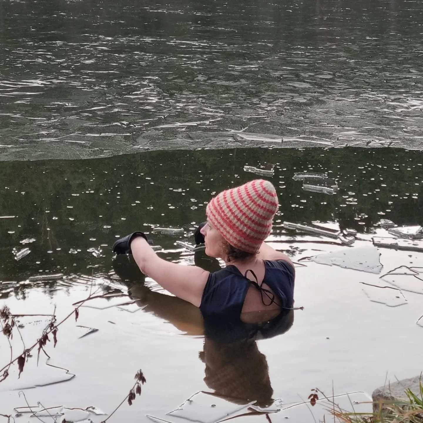 Jetzt ist die perfekte Jahreszeit f&uuml;rs Eisbaden. Die Eisdecke ist noch d&uuml;nn genug, um sie aufzuschlagen... Ein Eisbad erholt, verj&uuml;ngt, st&auml;rkt Dein Herz-Kreislauf-System.
Und trainiert Deine mentale St&auml;rke und Deine Umsetzung