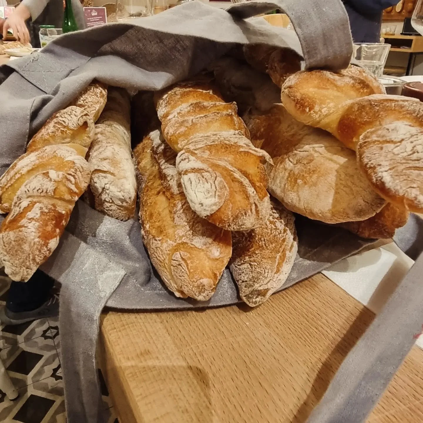 Wir waren Baguette backen @krusteundkrume.wien und k&ouml;nnen das sehr empfehlen! Haben jedeR 4 Baguettes gezaubert. Hat richtig Spass gemacht. #InspireYourKitchen