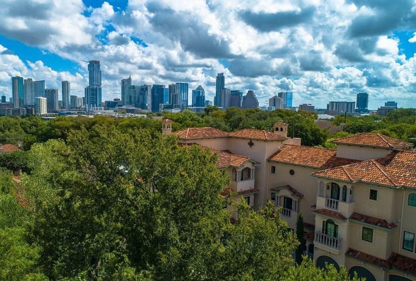 What a wild time for real estate in Austin. With the majority of homes going almost double over asking price have you thought about selling your home? 🏡 

#austinrealestate #austinrealestatetrends #newhomesaustin #austinhomesforsale #austinhomesearc