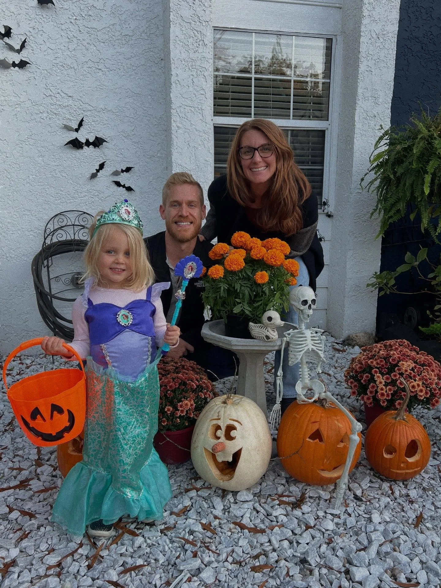 October, you were a burst of momentum, movement, and massive, subtle change.
With turning points nestled deeply into the pockets of hearts.
We came together. We connected.
Daring to dream a liberated world into form.
The color of marigold swaying aro