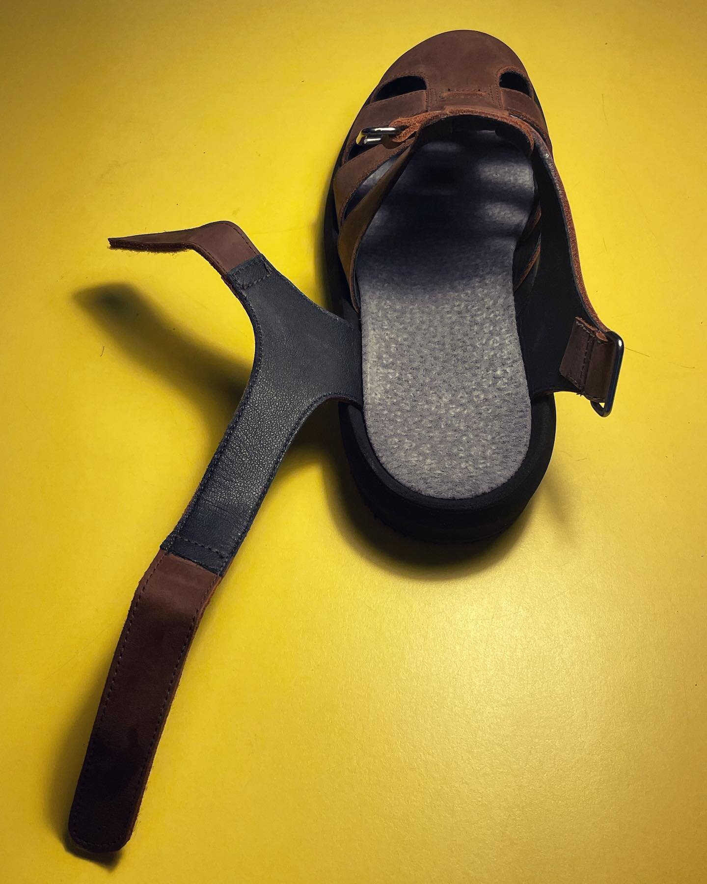 Here is a custom sandal using a @keen as a model, with easy access and lifted for a 3cm difference and a fused ankle