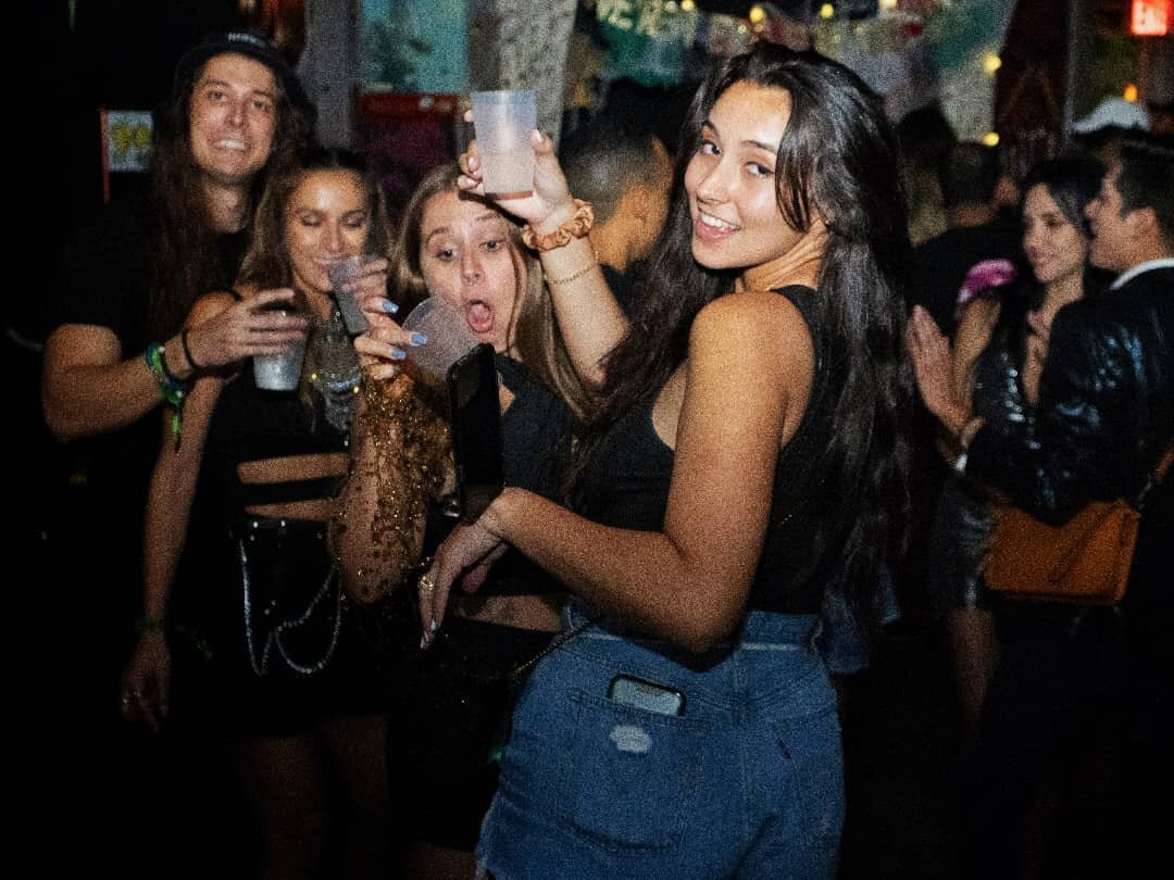 There's Two Types of People at a Bar.
@betterdays305
.
.
.
.
Shoutout to @morgansophiaphotography for letting me tag along on her shoots and @karbannation for getting to shoot with his gear.