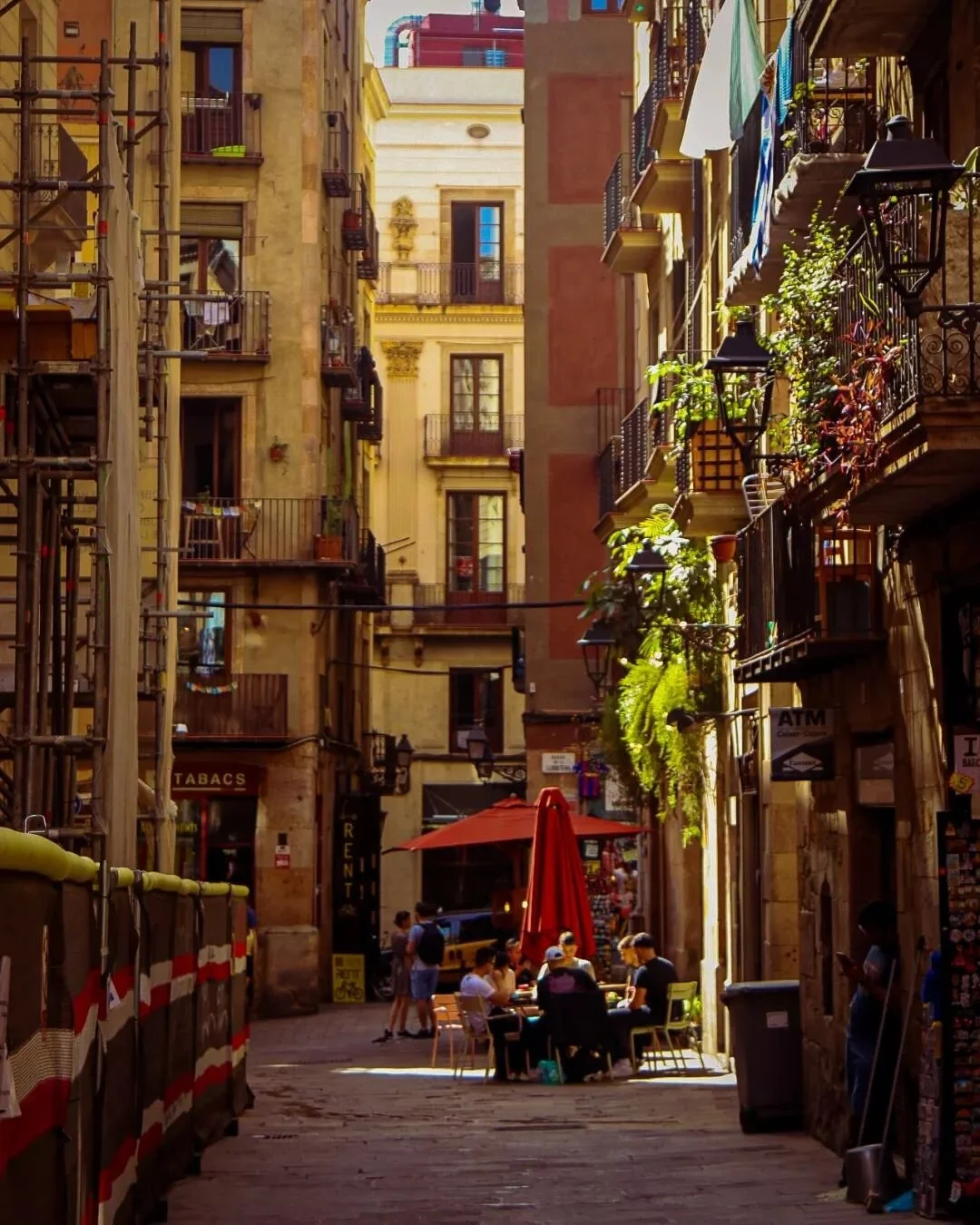 Some Summer Warmth in Barcelona☀
.
.
.
#barcelona #spain🇪🇸 #canon #visualmobs #weroamspain #summer #gramslayers #thelensbible #streetphotography #photography #photooftheday #canon80d #canonphotography #weekly_feature #warmweather #roamtheplanet