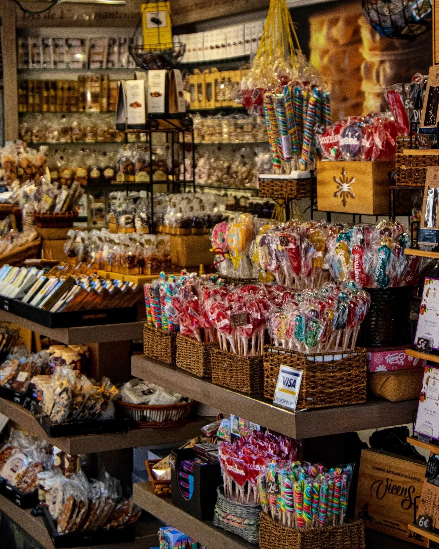 Dulces en Las Ramblas.
.
.
.
#barcelona #spain🇪🇸 #canon #weekly_feature #weroamspain #summer #ourplanetdaily #theimaged #streetphotography #photography #photooftheday #canon80d #canonphotography #weekly_feature #warmweather #roamtheplanet