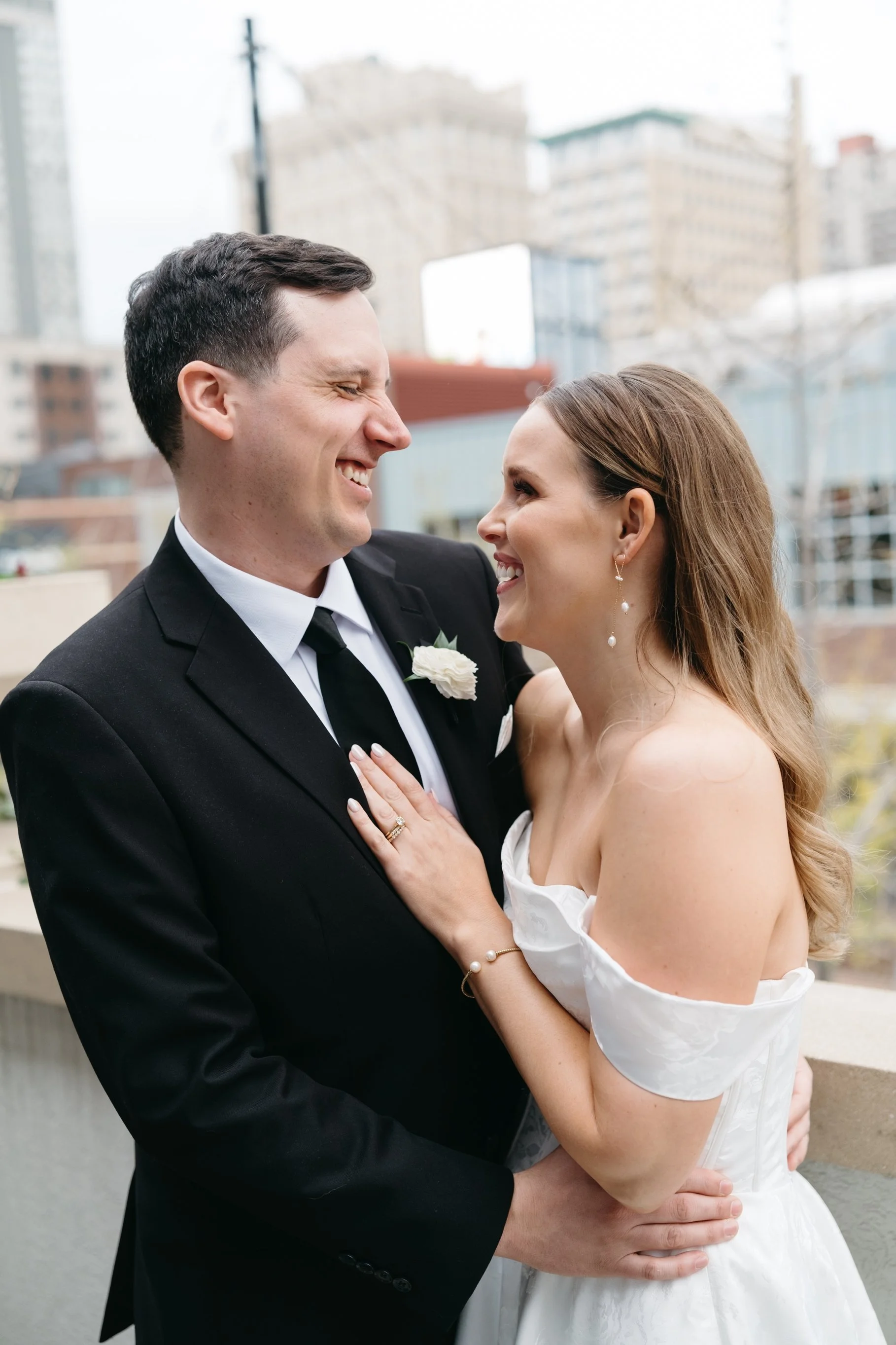 bride-groom-downtown-kansas-city