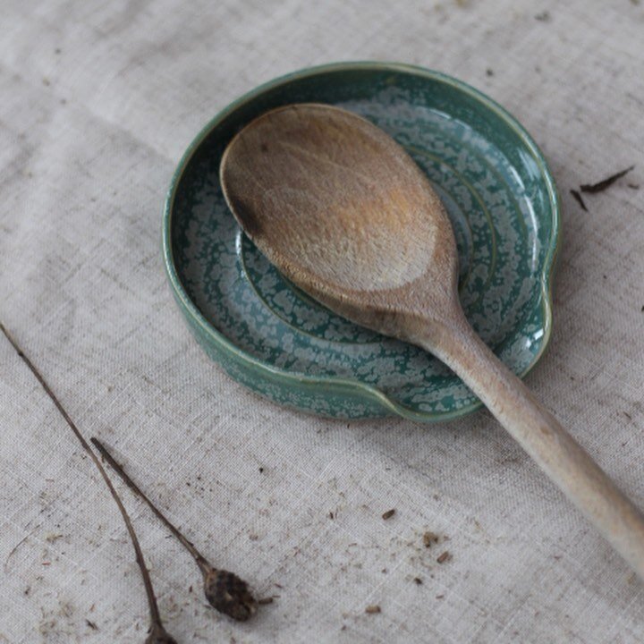 Who would have thought spoons need resting?! 🤷🏽&zwj;♀️ 🥄 

But here you go- sold out all my green spoon rests yesterday. Pink versions are still available and will be up on the web shop soon 
.
.
.
.
.

#pottery #playwithclay #ceramics #handmade #