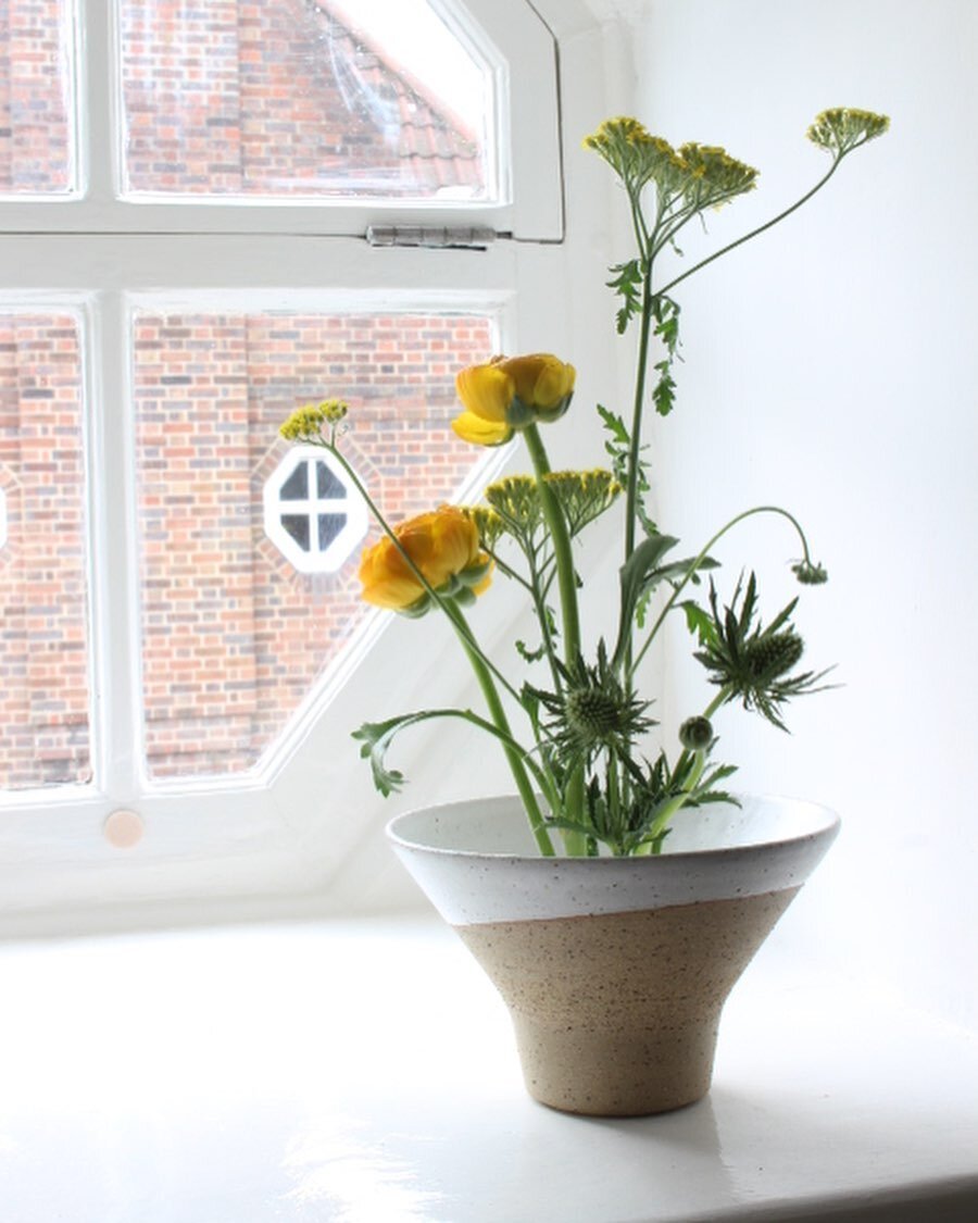 Spring has truly sprung.

Ikebana inspired vase sitting pretty in a London fields sunny nook.

Flowers from @graceandthorn 
.
.
.
.
.

#pottery #springtime #ceramics #handmade #flowers #brighton #londonmaker #brightonmaker #centrepiece #ikebana #supp