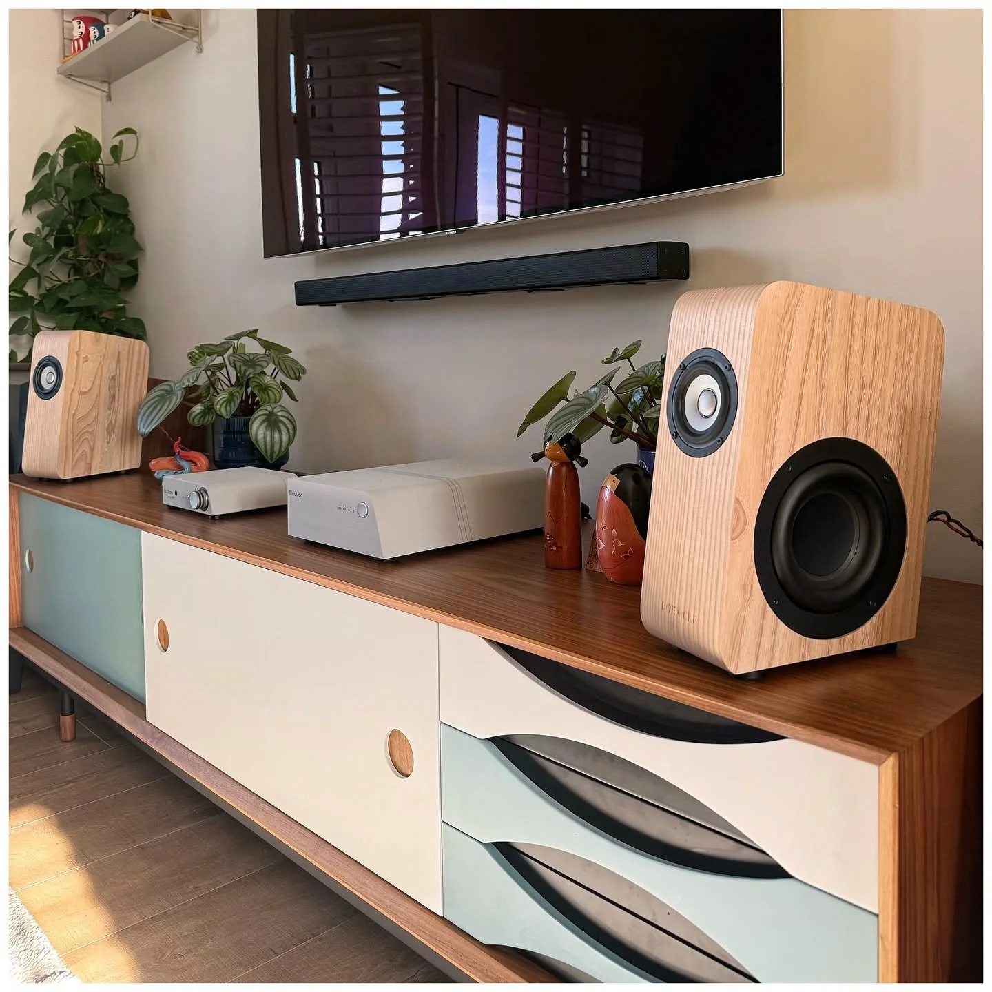 Repost my awesome client mate @claw2466

It&rsquo;s all gone Swiss!!!! 🇨🇭..
The little &lsquo;big&rsquo; @boenicke.audio W5SE&hellip;. Showing off their ability to fill a room with unbelievable range for their size&hellip;. They are a harder than u