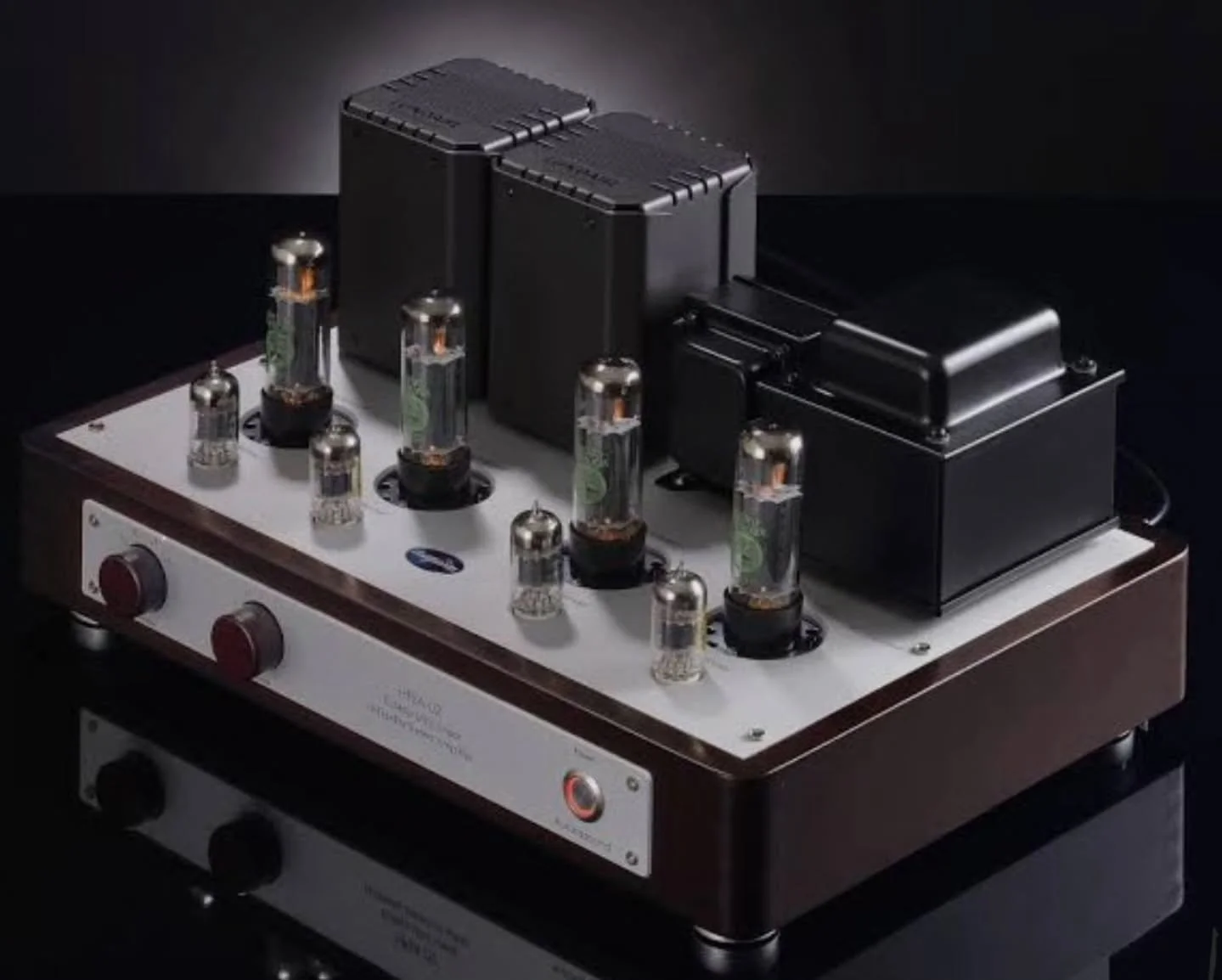 AURORASOUND | HFSA-02

The incredible Aurorasound has announced the HFSA-02 - a handcrafted, full-stage vacuum-tube pre-main amplifier delivering 31 W per channel from a classic EL34 push-pull topology - and the follow up to one of all our all time f
