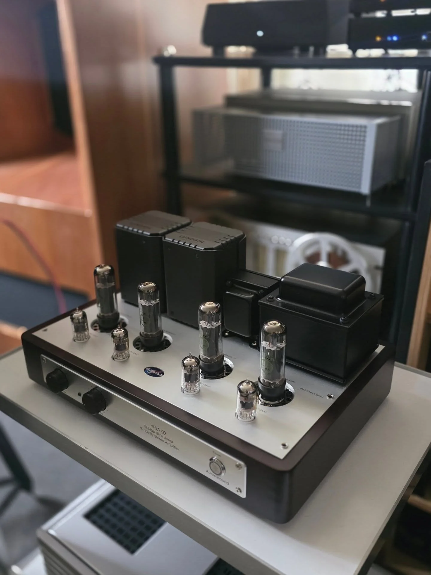 The Aurorasound HFSA-02 - pure valve gorgeousness. Now we just need to install some @raytubes.audio - EL34, 12AX7 and 12AU7 make this a tube rollers dream. @aretailoudspeakers Contra 100S partner beautifully with this phenomenal integrated amplifier.