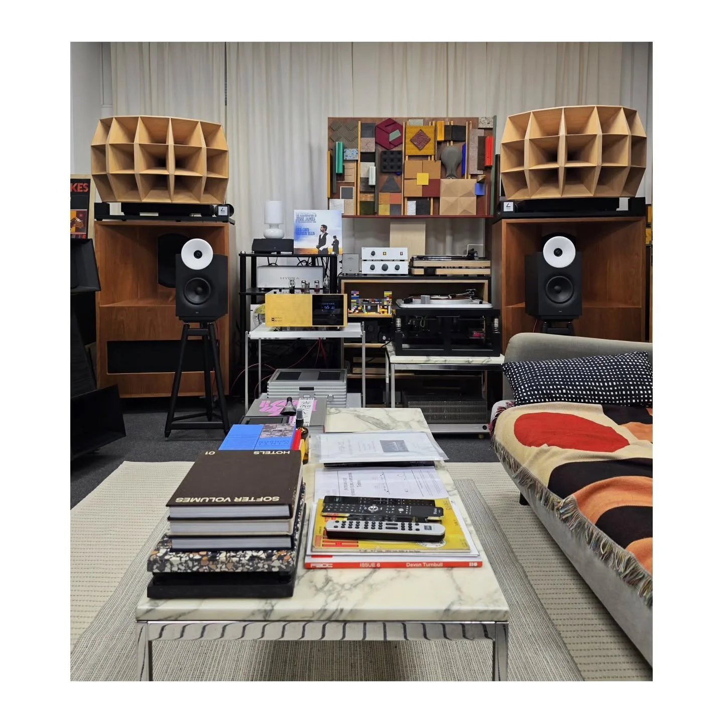 BonaWatt x Aretai

Because life is too short for boring HiFi.

@bonawatt
@aretailoudspeakers

www.valhifi.co.uk

#bonawatt #aretai  #emt930 #knoll #theassassinationofjessejamesbythecowardrobertford