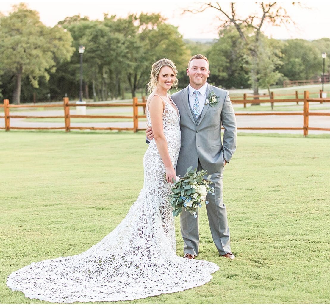 💕 This bride, this couple, this dress 💕
.
.
Photo: @square8studio 
Venue: @springsvenue