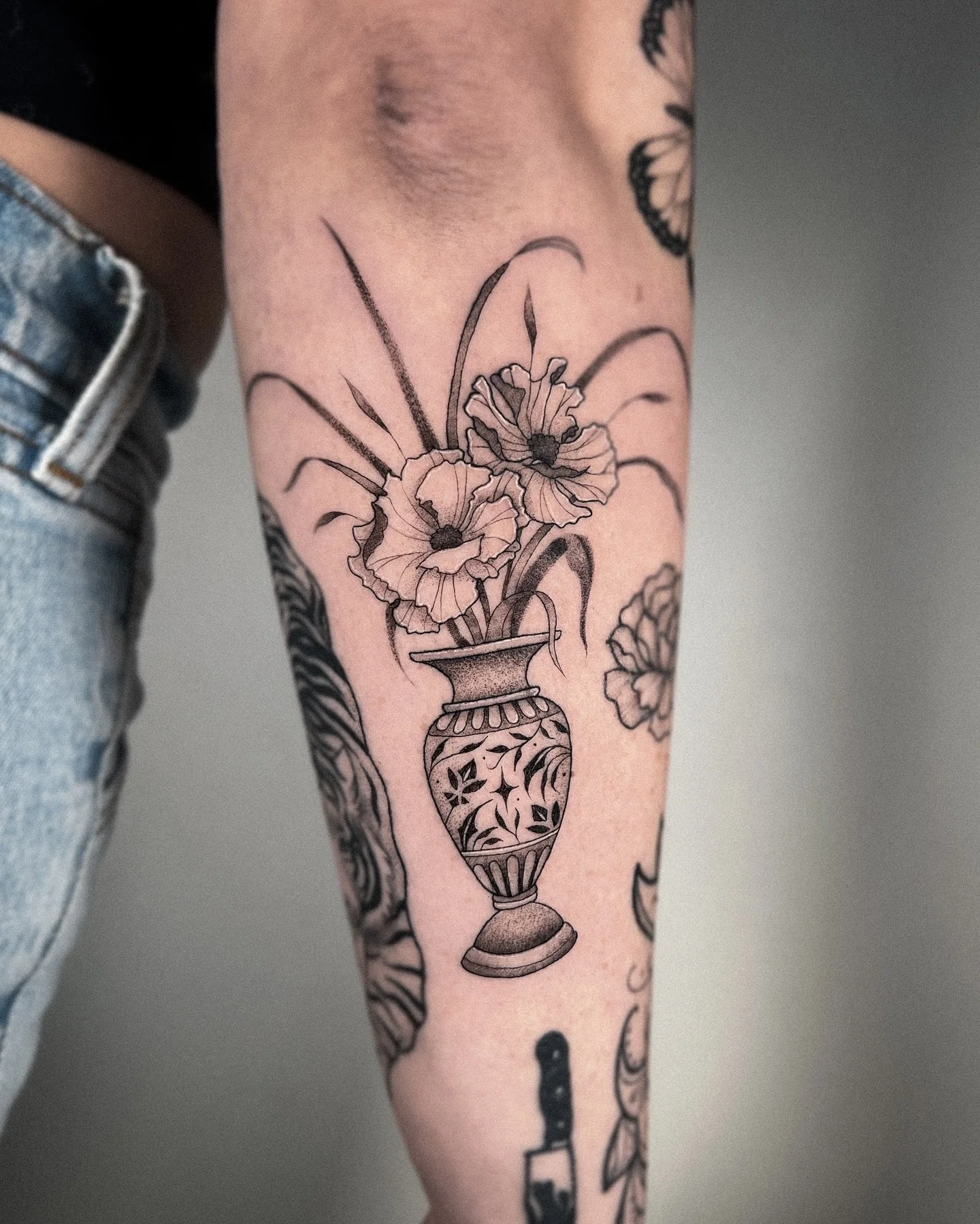 perfectly snug lil vase filler!!🏺

when you can get a designs to fit just right is the best feeling 🧩🥵 

it was placed next to the tiger i did as well (the tiger is about 3 months healed)
.
.
.
#3rltattoo #blackandgray #dotwork #lineworktattoo #bl