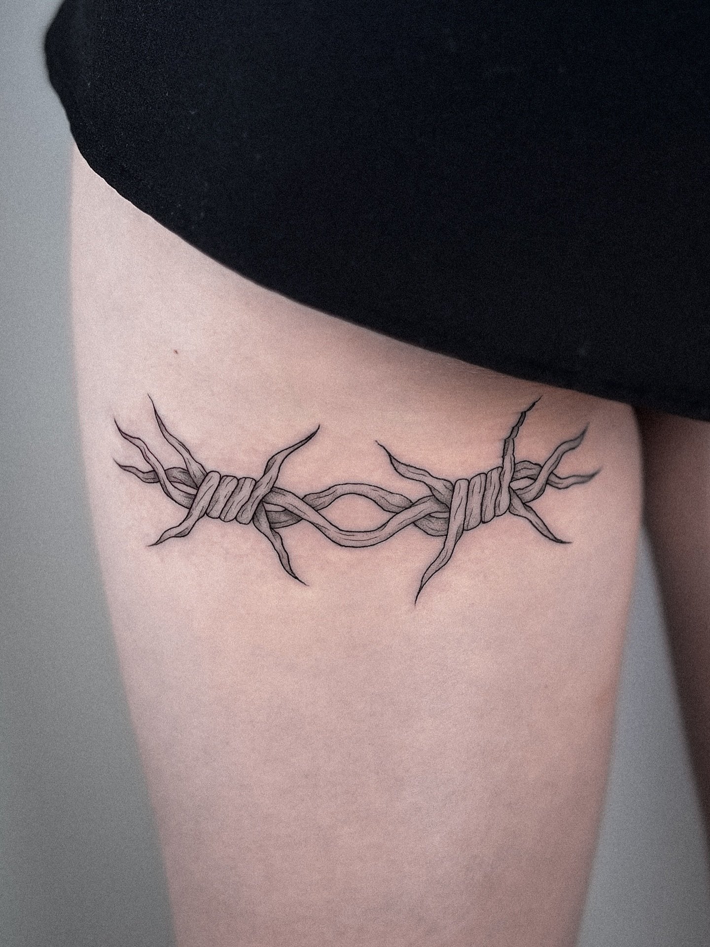 barbed wire from my FLASH!! 🍑
.
seriously, you guys getting my flash designs is my FAVORITE thing of all time. loved this little variation of it on the back thigh
(a lil booty wrap if u will) 

@ instagram plz u butt-er not flag me fr