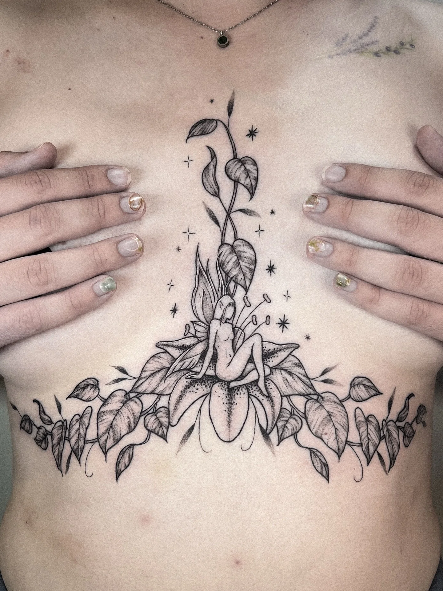 a fairy sitting on a lily in a web of pothos leaves 🍃 
thank you olive for your trust and vision (and amazing fresh baked cookies and treats 🥹)
.
i have the best clients. yall make this work so much fun!!
.
.
#sandiegotattooartist #sternumtattoo