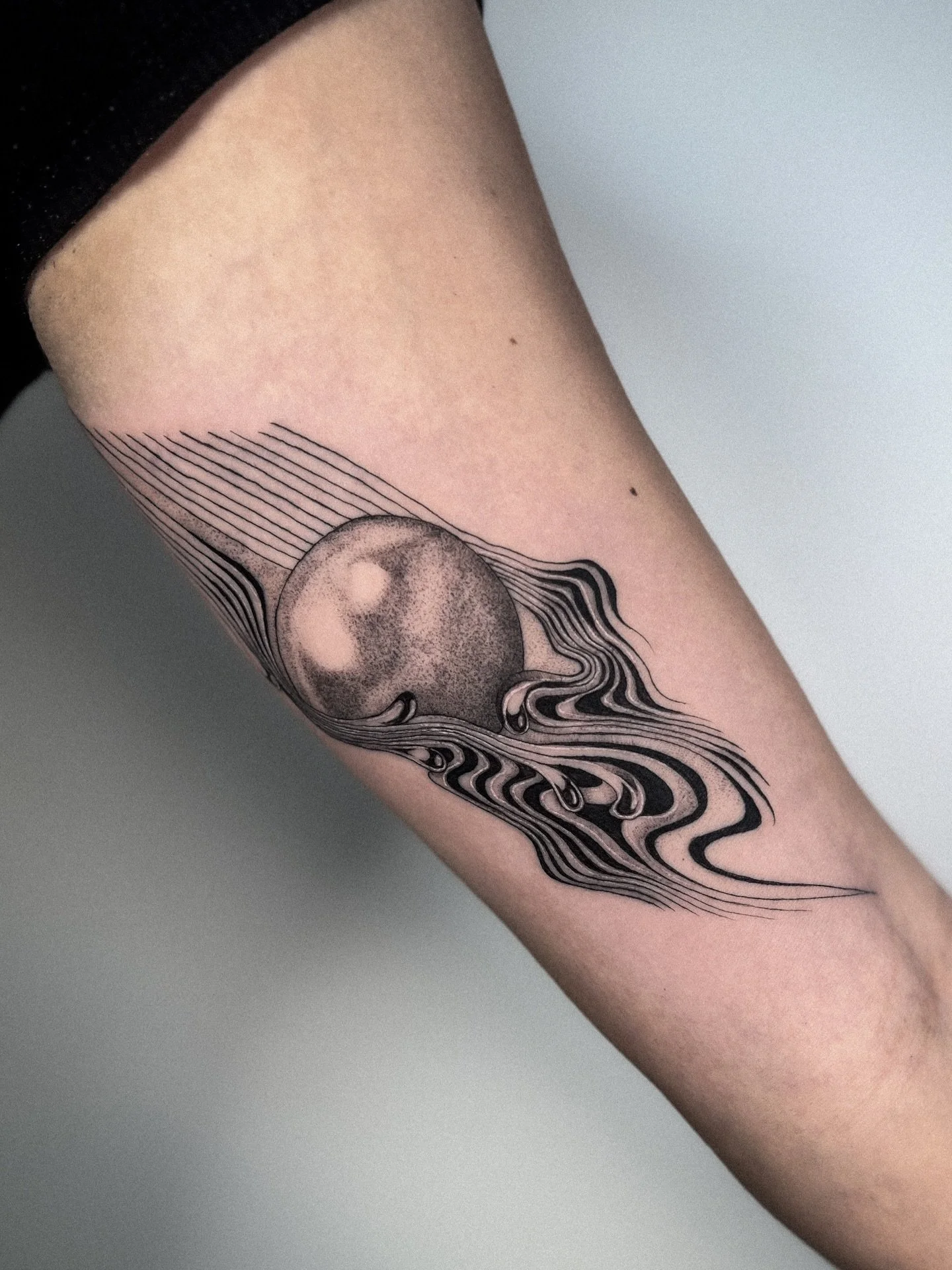 do you know it&rsquo;s just one guy? 
y&rsquo;all were so funny with your responses to this. 
tame impala album cover tattoo (original art not by me)
.
#tameimpala #tameimpalatattoo #currents