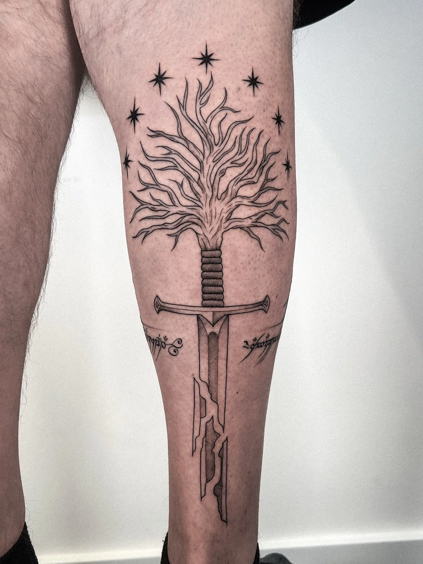 LOTR calf piece and leg band for forrest! thank you for your trust and your vision 🫶
.
how may of you are LOTR fans?
.
.
#lotrtattoo #seattletattooartist #queertattooartist #pnwtattoo #sandiegotattooartist