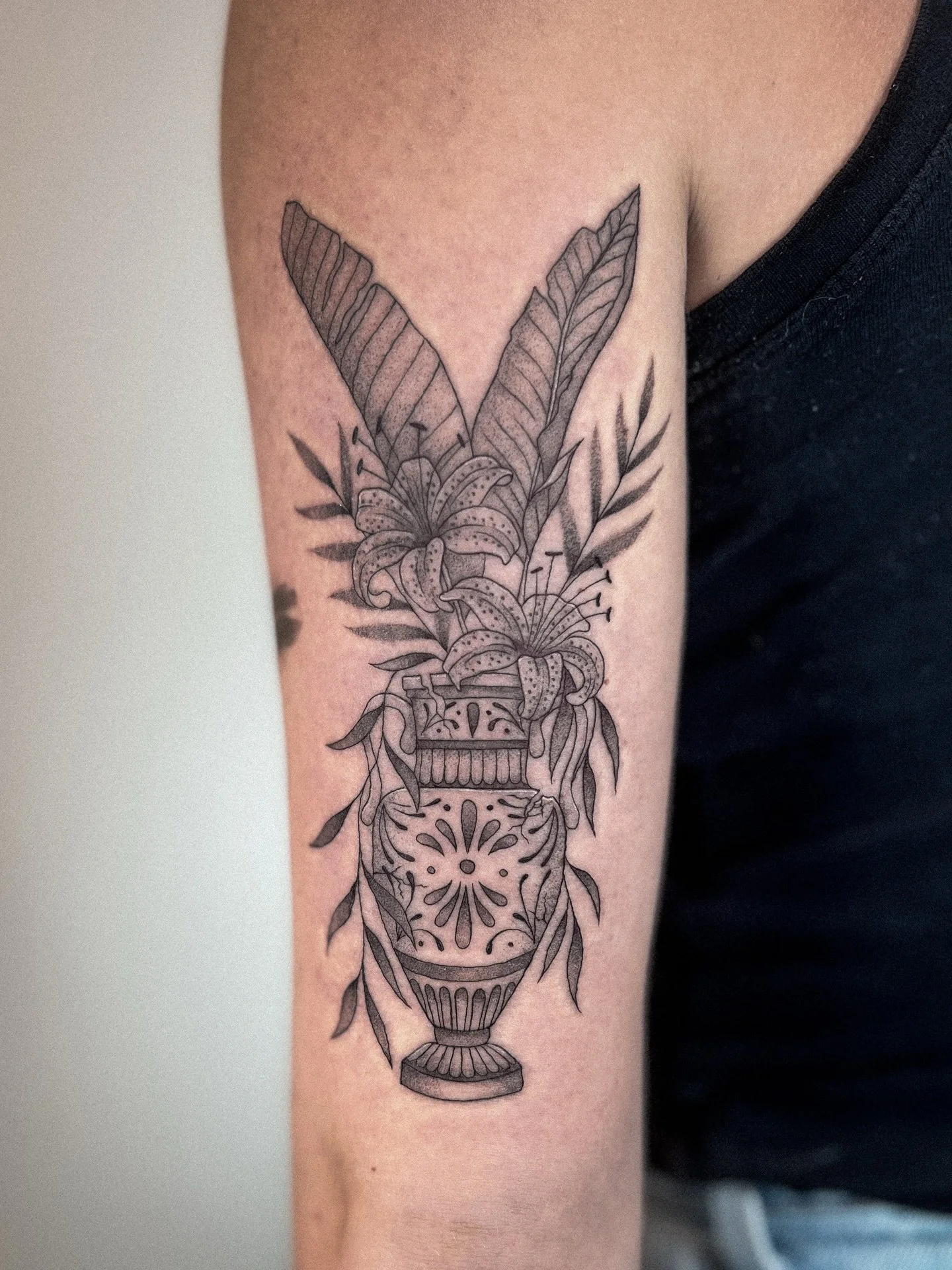 a custom vase with lilies, banana leaves and vines for erin! 
.
erin and i GEEKED about books and how similar our tastes are! i always love book recs from yall. 
.
what is your favorite book of all time??
.
#vasetattoo #seattletattooartist #pnwtattoo