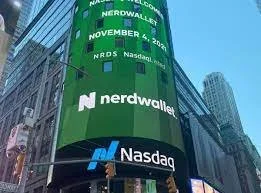 Nerd Wallet  
Nerd Wallet calcula el costo de vida en ciudades de Estados Unidos. También te ayuda con cosas tales como: escoger el mejor banco para abrir una cuenta, obtener una tarjeta de crédito y el mejor lugar para obtener un seguro de salud.