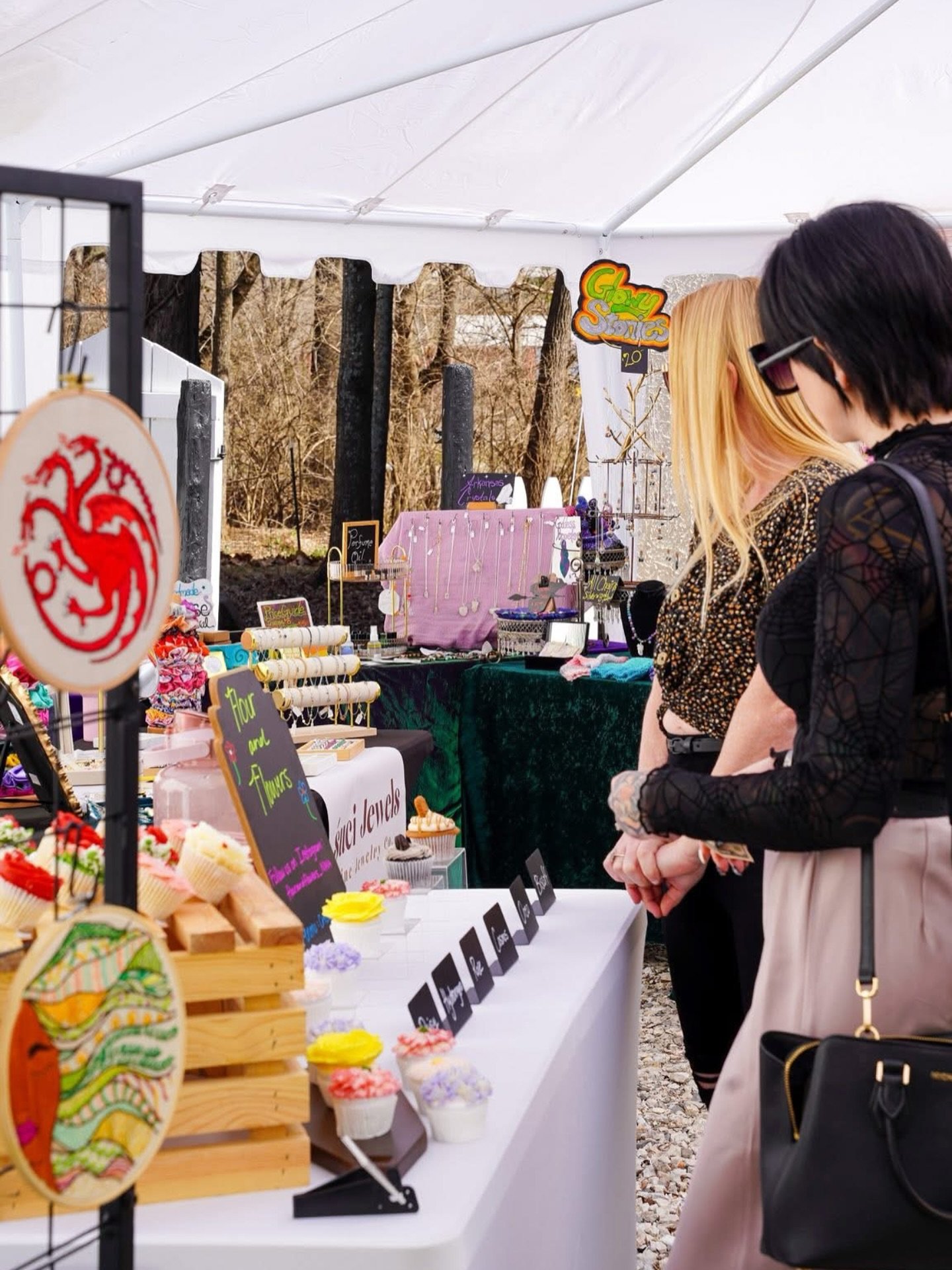 Summer markets and events you might not know about in downtown Fayetteville! 🍉✨

Weekday Fayetteville Farmers Market 🥒✨🍅
Tuesdays &amp; Thursdays | 7AM-1PM | Downtown Fayetteville Square ( @fayettevillefarmersmarket )
If you just can&rsquo;t wait 