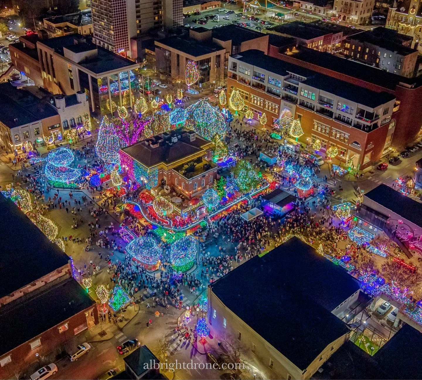 Lights of the Ozarks Powered by SWEPCO are in full swing! Huge thanks to our amazing young local talent and to Mayor Molly Rawn for kicking off the festivities! 

The lights are free and open to the public every night of the week until 1:00am through