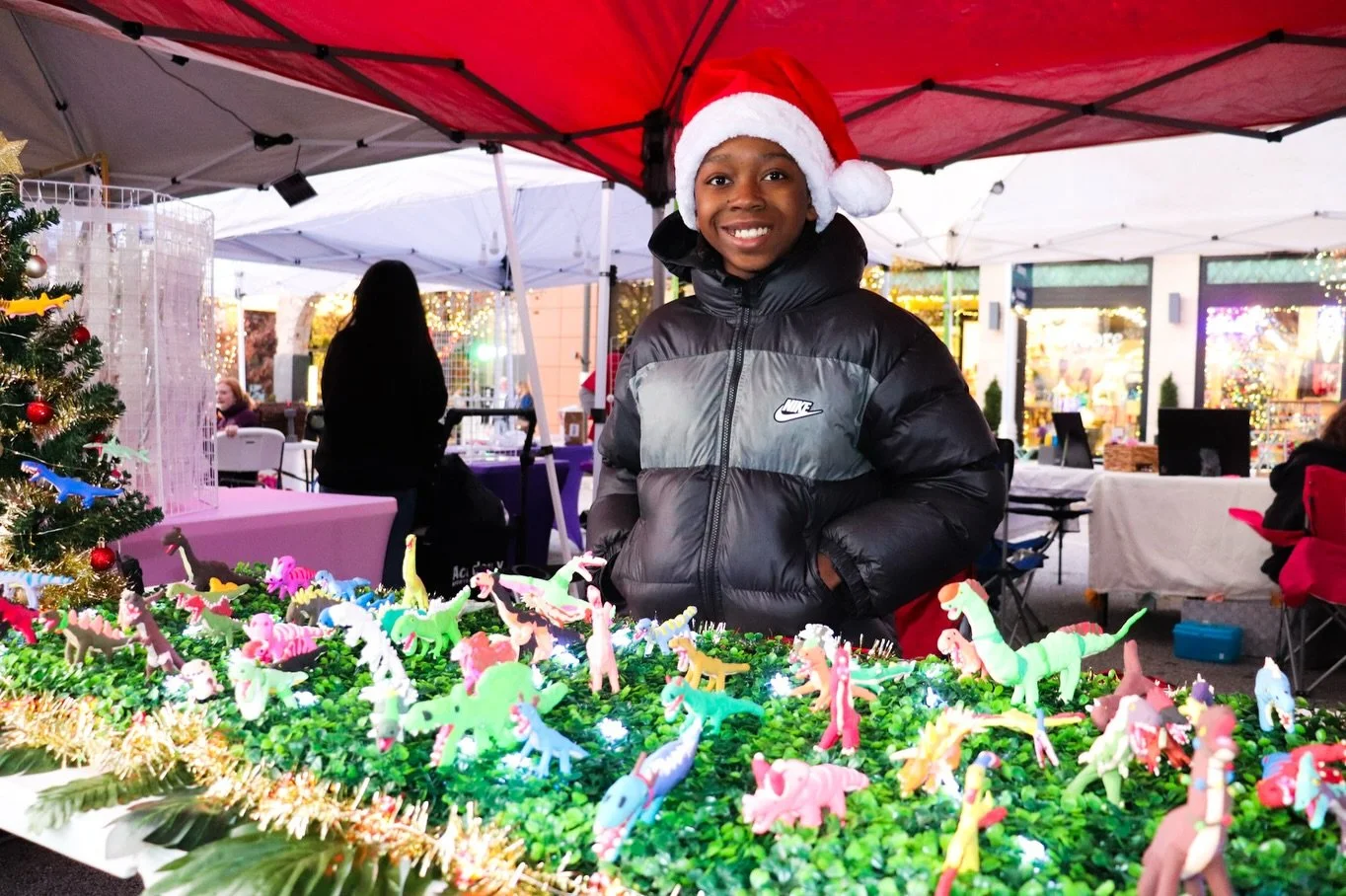 ❄️Fayetteville Festivus❄️

From festive movies, gingerbread bounce houses, and a holiday Children&rsquo;s Entrepreneur Market to seasonal treats, live music, and visits with Santa, the square was full of holiday cheer all night long. Thanks to everyo