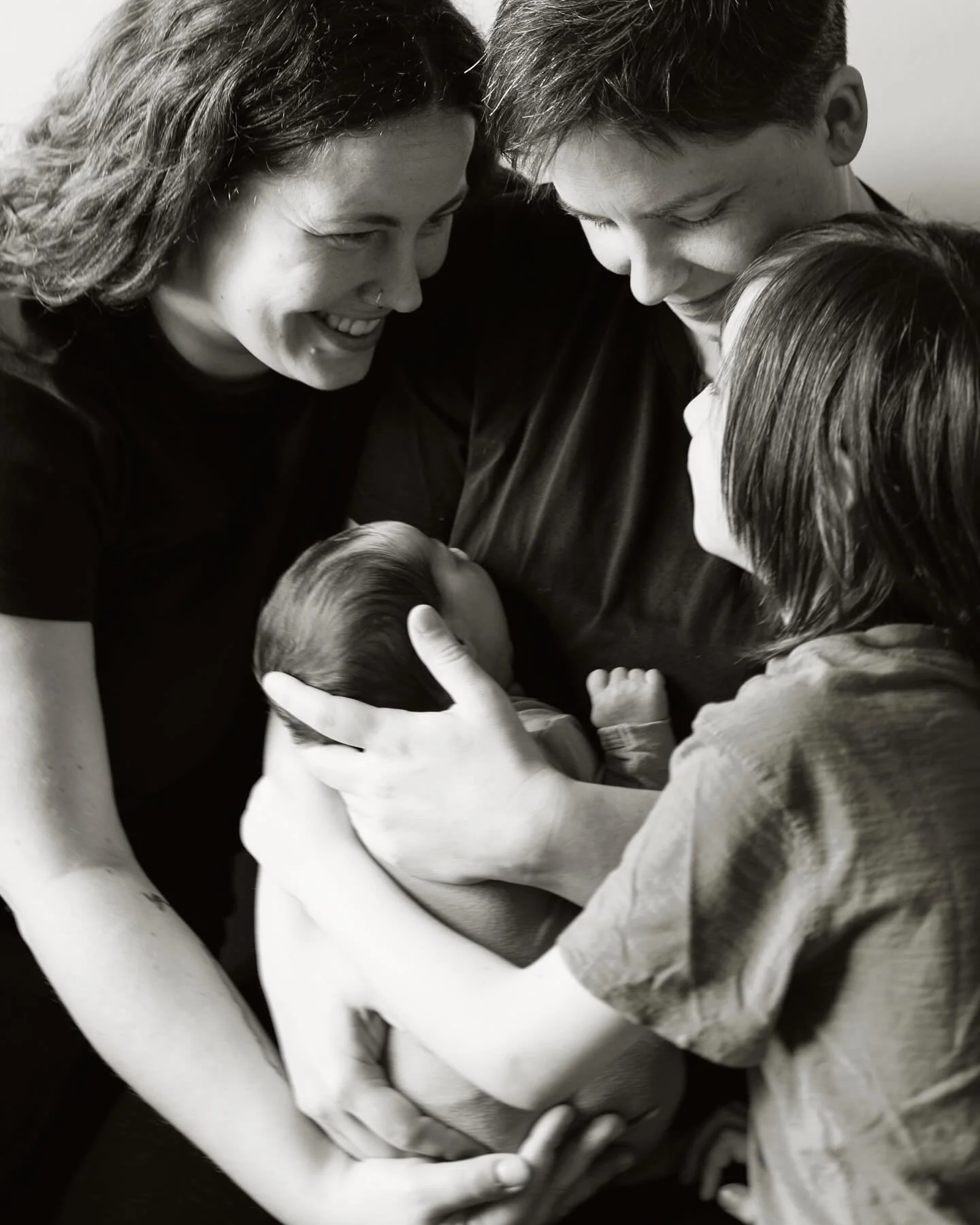 It was such a joy to photograph this sweet new family of 4 ! 🌱
.
#photography #photoshoot #photographer #universitychoir #portraitphotography #portraitphotographer #birthphotography #dogphotography #photooftheweek #photo #photographyislifee #headsho