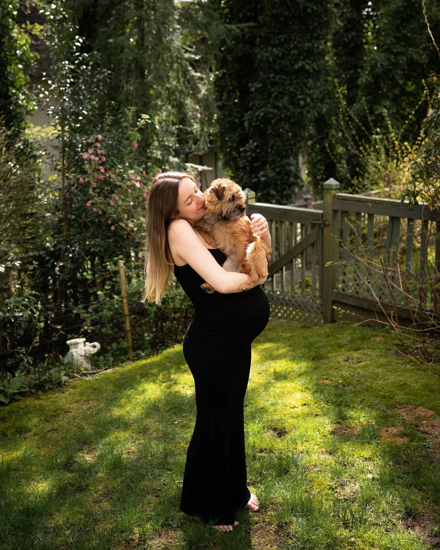 A sunny spring afternoon with F &amp; Q 🌸 So excited for these two !
.
#photography #photoshoot #photographer #universitychoir #portraitphotography #portraitphotographer #birthphotography #dogphotography #photooftheweek #photo #photographyislifee #h