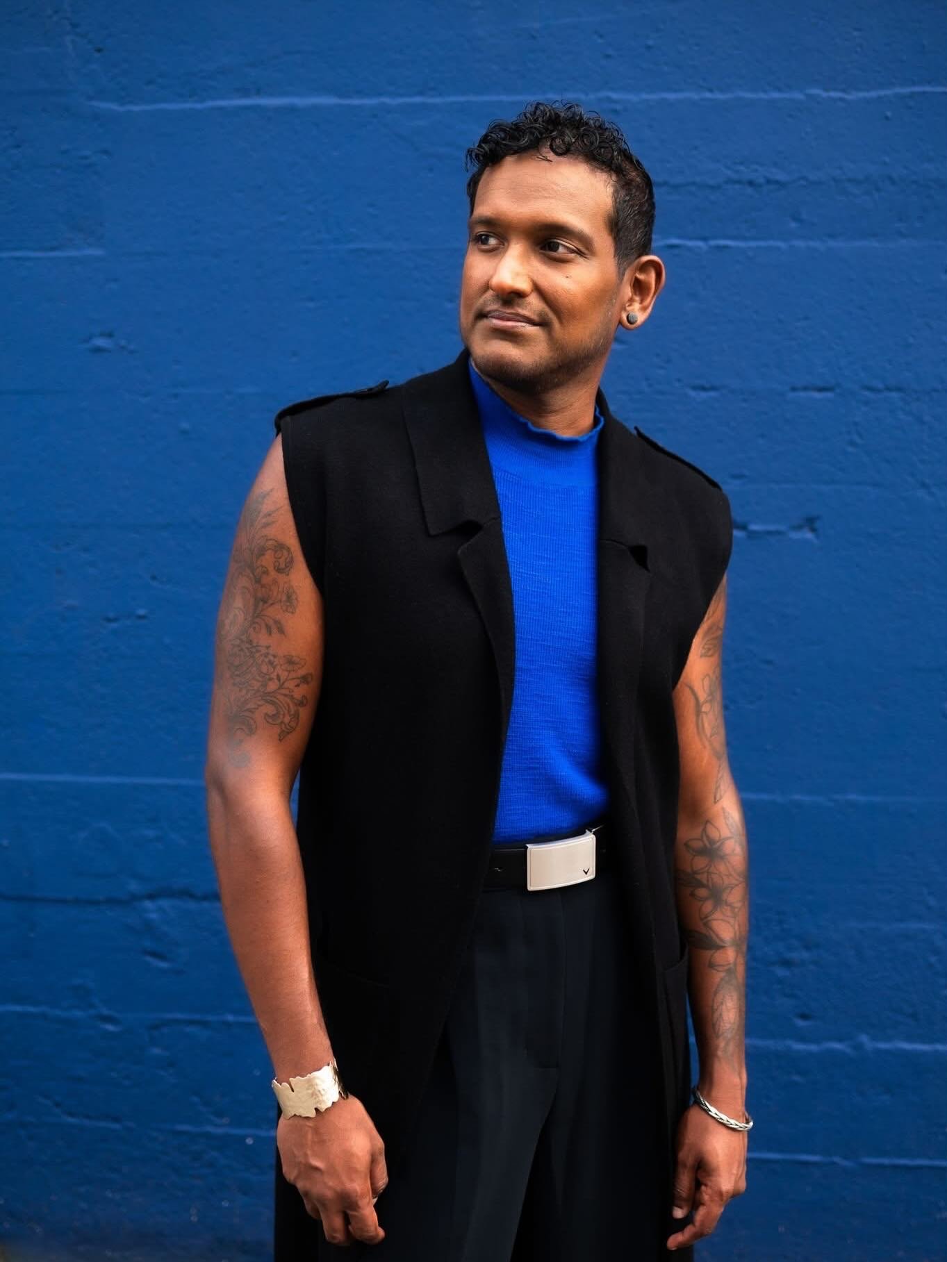 More of @asithatennekoon from the summer because I&rsquo;m still not over the fit ! 💙
.
#photography #photoshoot #photographer #mainstreet #portraitphotography