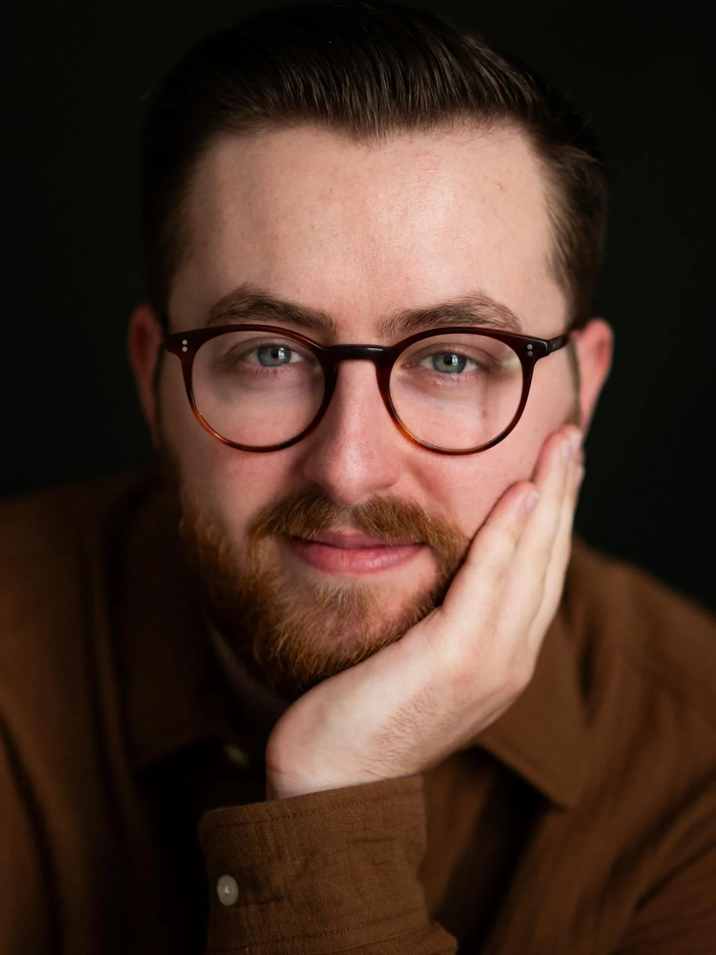 New headshots for my wonderful partner, Emile! I&rsquo;ve converted my home office into a portrait photo studio and I&rsquo;d love to take your photo! Rain or shine, if you need a headshot, dm me or book through my website! ✌🏼
#photography #photosho