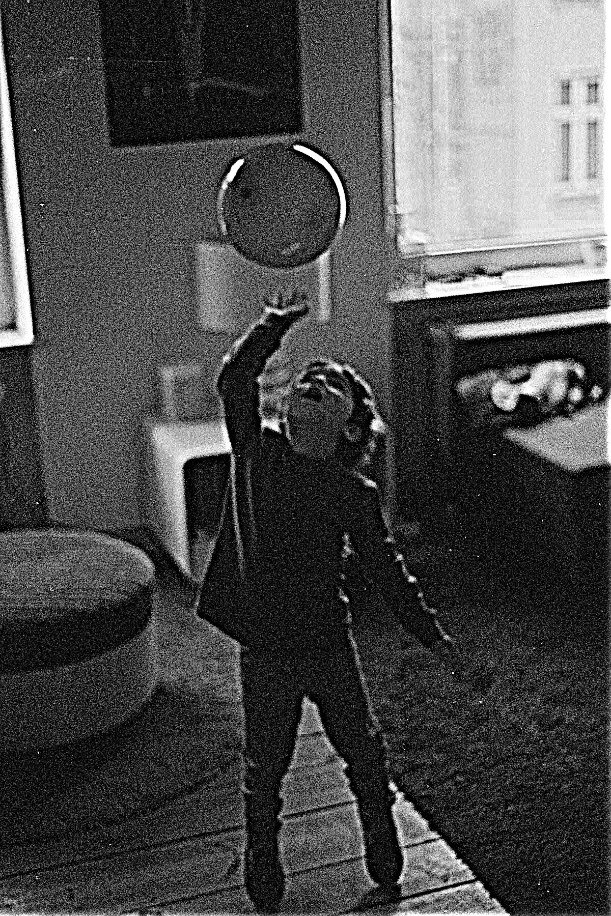 Parker mit Ballon © Petite Machine - analog (8) sw.JPG