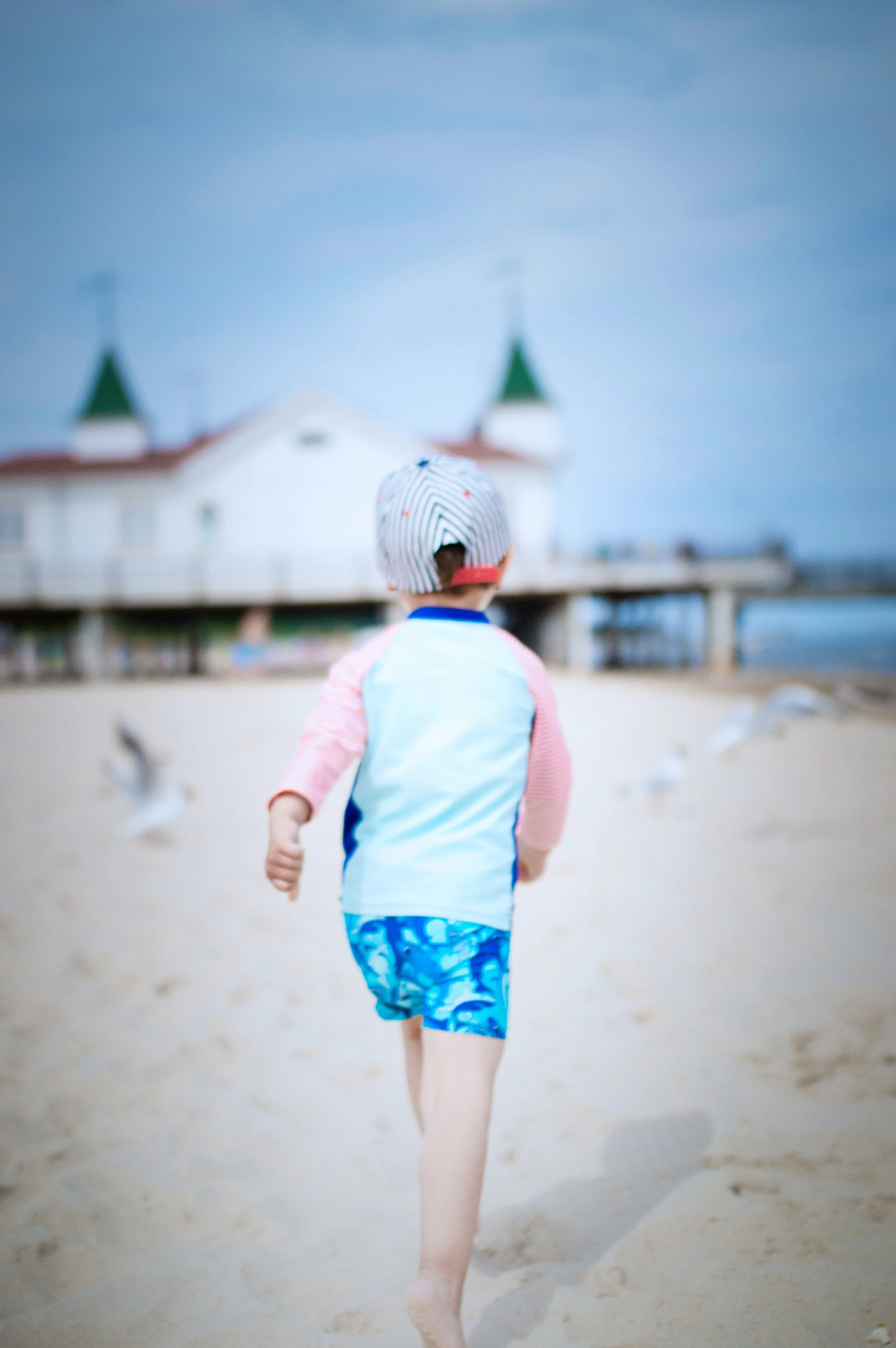 Parker rennend am Strand von hinten.JPEG