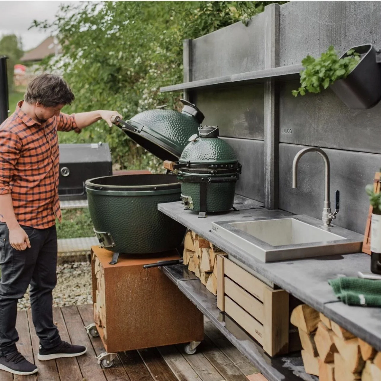 Hosting the Ultimate Outdoor BBQ: Tips for Entertaining in Your Outdoor Kitchen