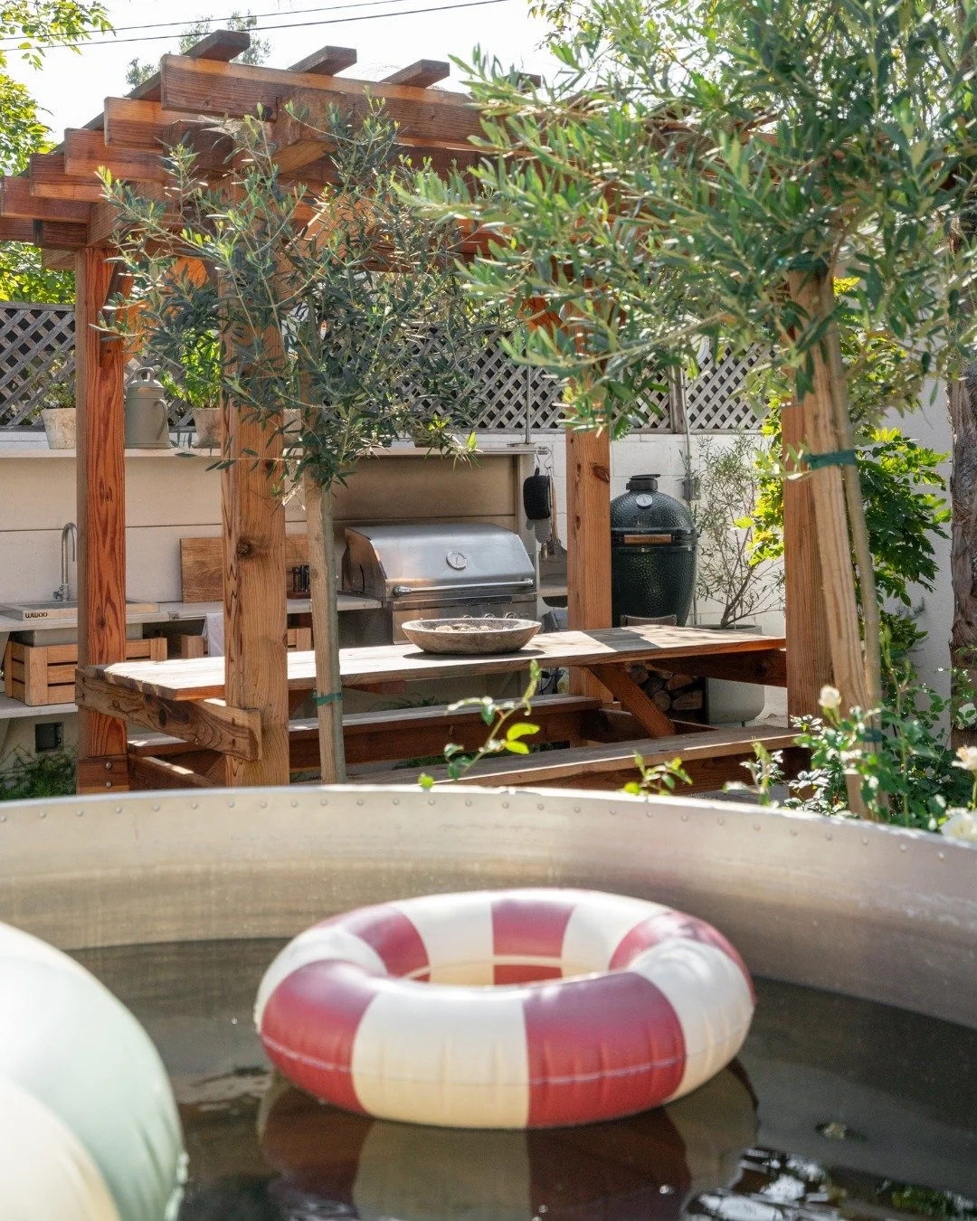 Sneak peak at Prospect Ave in Venice Beach 👀 This Venice Beach family turned their yard into exactly what you&rsquo;d expect from a quaint coastal hideaway - eclectic, unique, and full of life. Inspired by @karenmccluregardendesign's Tonbridge proje