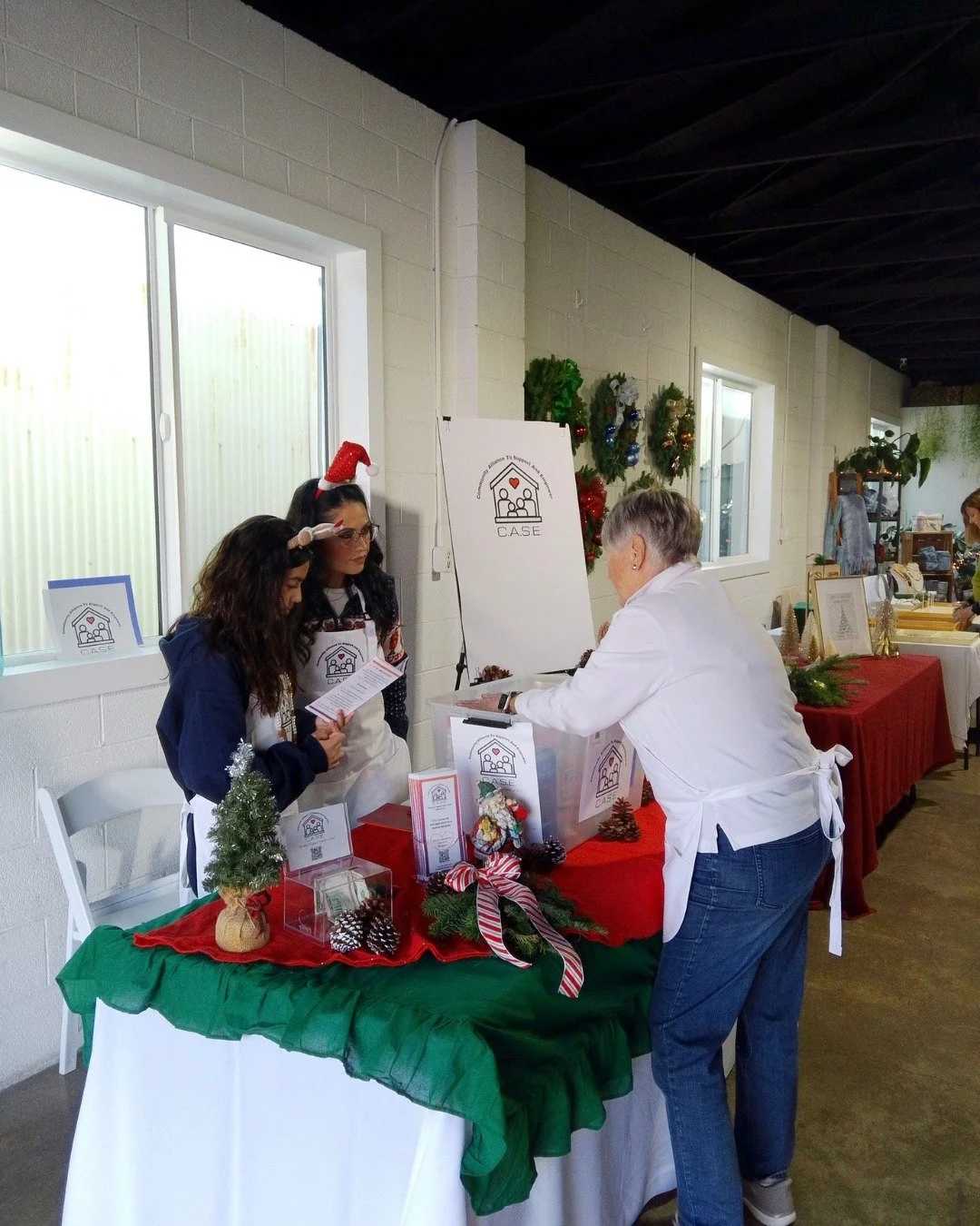 Thank you El Segundo! During Holidays in the Holiday C.A.S.E. was able to collect:
-$500 in cash and gift cards
-About (75) bags of pantry donations.. a LARGE HAUL!!
-Several inquiries about future food drives and other ways the community can support