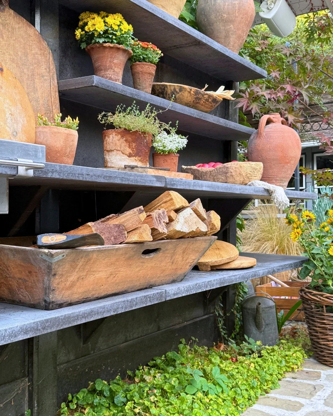 Every WWOO kitchen starts with our signature concrete&hellip; but what you add is what makes it uniquely yours. Style it your way and make the space feel like home.

Landscape Design - @royaltarasdesigns
Owner &amp; Staging - @watchetlane