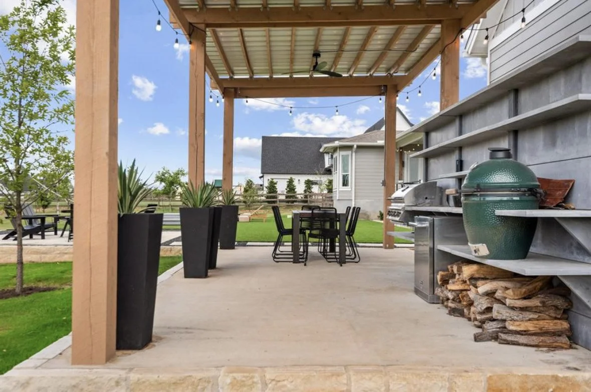 Trending Outdoor Kitchen Colors for Modern Backyards