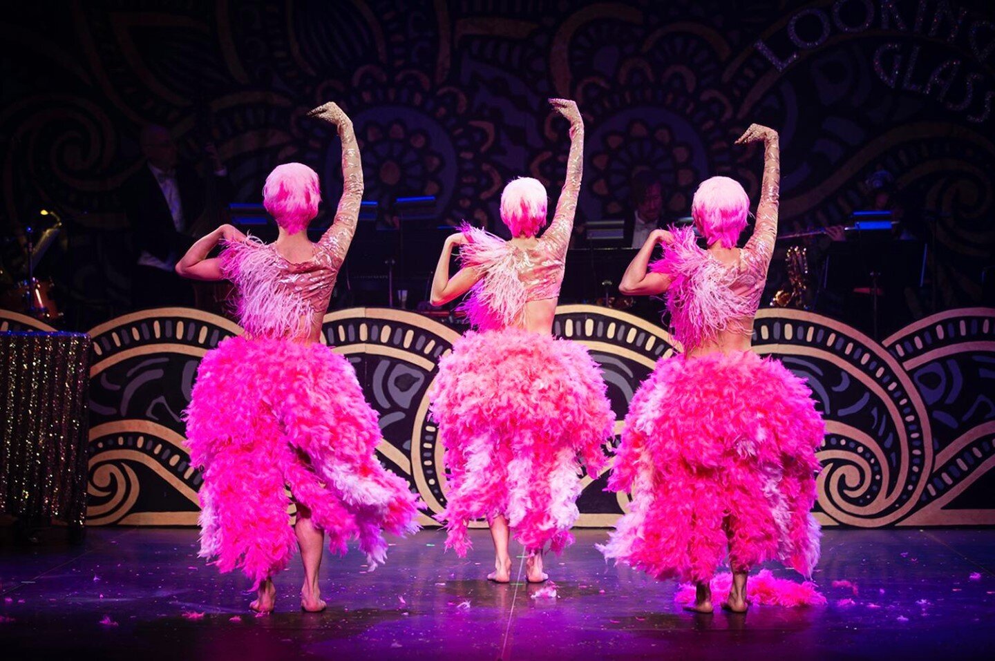 Flamingos make friends for life. Tag your flamingo friend!
.
.
.
#friend #burlesque #date #ladies #ladiesnight #flamingo #choreography #costume #beauty #friends #feathers #dance