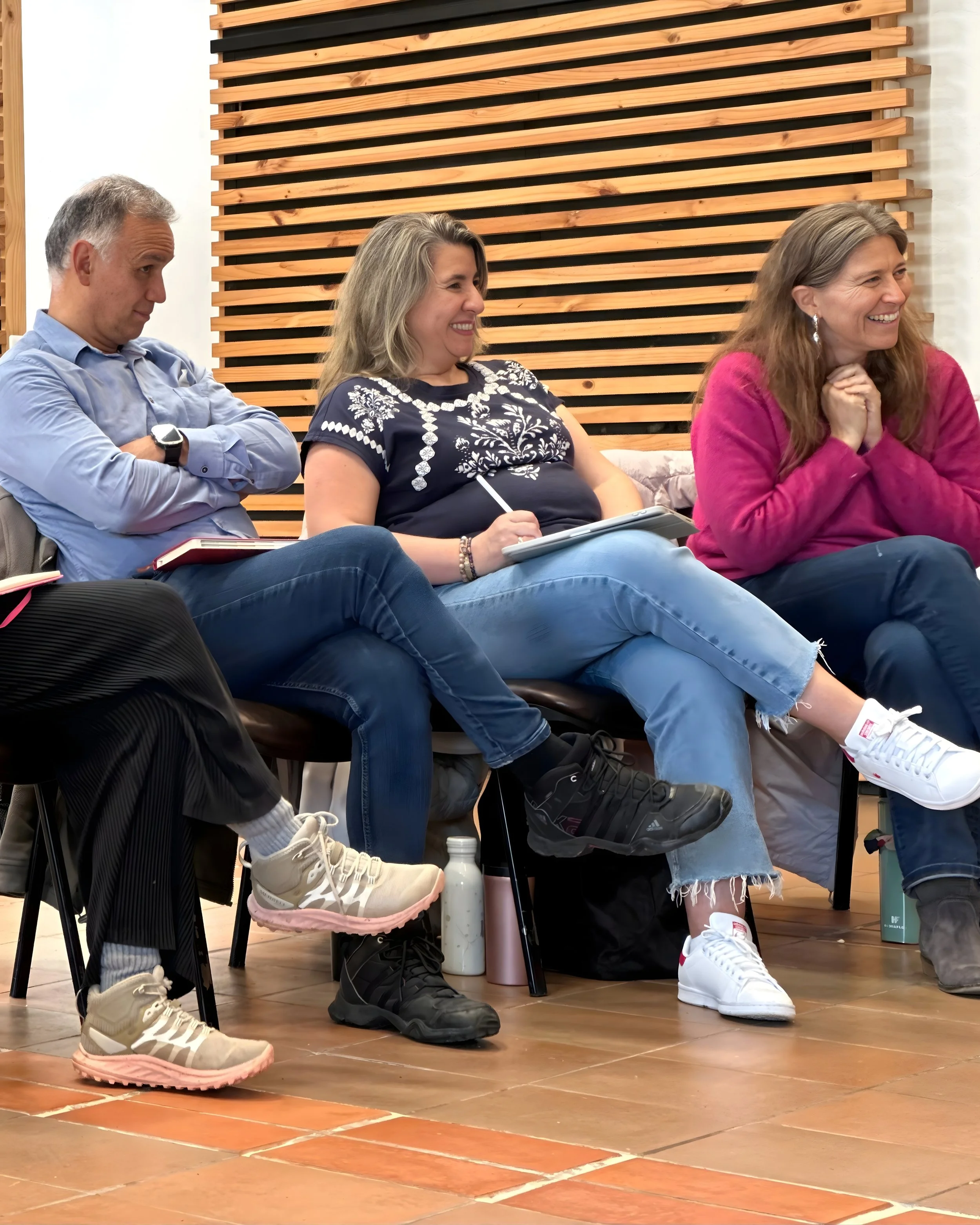 Personas tomando notas mientras realizan una actividad práctica del taller