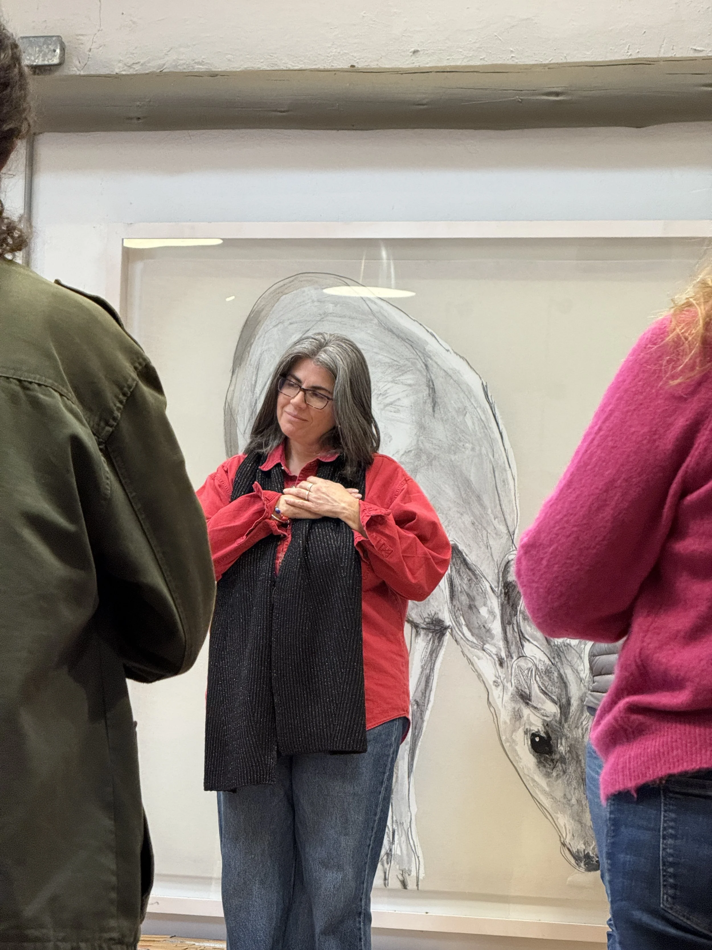 Personas realizando una actividad de introspección en un espacio acogedor